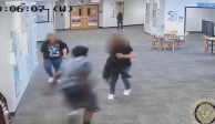 En la imagen, momentos previos a la agresión que sufrió la maestra por parte del estudiante.