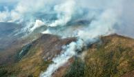 El humo de la vegetación en llamas se eleva en Pinares de Mayarí, Cuba, 23 de febrero de 2023.