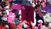 Manifestantes de la marcha en defensa del INE levantan sus carteles, pese a la aglomeración
