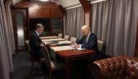 El presidente de EU, Joe Biden, en un tren con el asesor de seguridad nacional Jake Sullivan, el 26 de febrero de 2023