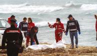 Personal de la Guardia Costera  y los Carabinieri laboran en las playas de Calabria, ayer.