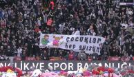 Sismo en Turquía. Lanzan miles de peluches para los niños afectados por el terremoto en partido de fútbol de la Super Liga Turca (VIDEO)
