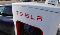 Un conductor recarga la batería de su automóvil Tesla, en una estación de carga Tesla Super, en una gasolinera en la autopista en Chateauvillain, Francia