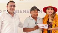Evelyn Salgado entrega tarjetas del programa Producción para el Bienestar 2023 en Chilapa.