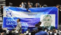 Diputados de la 4T sostuvieron una lona en la que mostraron una supuesta credencial de García Luna como militante panista, ayer.