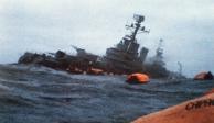 El buque argentino General Belgrano se hunde entre botes salvavidas con supervivientes al sur del Océano Atlántico, el 1 de mayo de 1982.