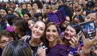 Mara Lezama, gobernadora de Quintana Roo y la jefa de Gobierno de la CDMX, Claudia Sheinbaum Pardo, rodeadas de simpatizantes