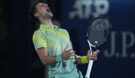 El serbio Novak Djokovic reacciona después de perder un punto en contra de Daniil Medvedev, durante la semifinal del Duty Free Tennis Championships