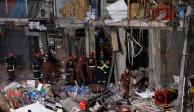 Equipo de bomberos realiza labores de rescate en edificio donde ocurrió la explosión.