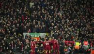 Futbolistas del Liverpool celebran con su afición uno de los goles del fin de semana en la Premier.