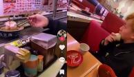 Los jóvenes lamen los platillos y los devuelven a las bandas giratorias en los restaurantes de sushi en Japón.