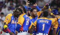 Anthony Santander (centro) es felicitado por sus compañeros de Venezuela tras batear un jonrón ante República Dominicana, en un duelo del Clásico Mundial de Beisbol