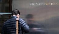 Un trabajador llega a la sede de Signature Bank en la ciudad de Nueva York, EE. UU., 12 de marzo de 2023