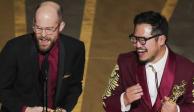 Daniel Scheinert, izquierda, y Daniel Kwan, quien sufre el "síndrome del impostor"&nbsp; aceptan el premio al mejor director por "Everything Everywhere All at Once" en los Oscar el domingo 12 de marzo de 2023 en el Dolby Theatre de Los Ángeles.