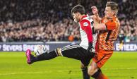 Santiago Giménez protege el esférico en el juego entre Feyenoord y Volendam, ayer, en Países Bajos.