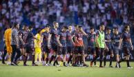 Futbolistas rojinegros abandano el juego de la semana pasada.