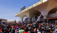 Miles de migrantes se concentraron en el Puente Internacional Paso del Norte en Ciudad Juárez, el pasado domingo con la intención de cruzar masivamente la frontera.