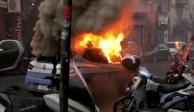Un auto de la policía de Napoli fue incendiado durante los altercados con seguidores del Eintracht Frankfurt.