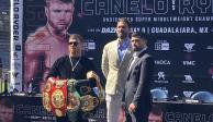 Saúl "Canelo" Alvarez sostiene su colección de cinturones de campeonato de peso súper mediano, en una conferencia de prensa en San Diego.