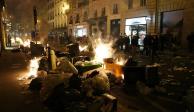 Manifestantes quemaron basura cerca de la Plaza de la Concordia, en París, ayer.