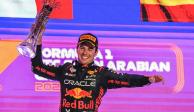 Checo Pérez celebra su victoria en el Gran Premio de Arabia Saudita de Fórmula 1.