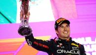 Checo Pérez celebra con el trofeo de primer lugar del GP de Arabia Saudita de F1