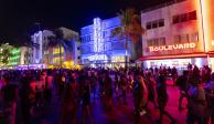 Multitudes caminando por Ocean Drive, el 18 de marzo de 2023 en Miami Beach, Florida
