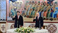 Xi Jinping (izq.) brinda con su homólogo ruso, Vladimir Putin, por su relación.