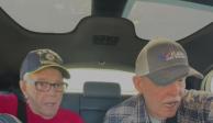 Dos abuelitos reaccionan con asombro al subirse a un carro con piloto automático.