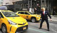 Un hombre con la máscara de Donald Trump hace un performance frente a la Torre Trump.