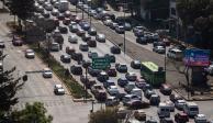 Una aspecto cotidiano en la ciudad, con númerosos automóviles en sus calles; el Valle de México pasa por una contingencia ambiental este 26 de marzo