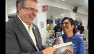 El canciller, Marcelo Ebrard, sonríe durante firma de su libro