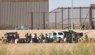 Migrantes que cruzaron de Juárez a EU, son detenidos, ayer.