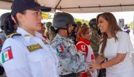 La Gobernadora de Quintana Roo con elementos de fuerzas de seguridad.