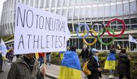 Miembros de la rama de Ginebra de la sociedad ucraniana en Suiza protestan para instar al COI a reconsiderar su decisión de participación de atletas rusos y bielorrusos en París 2024.