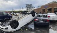 Un automóvil se voltea en un estacionamiento de Kroger después de que una fuerte tormenta azotara Little Rock, Ark., el viernes 31 de marzo de 2023.