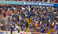 Aficionados se pelean en el Estadio Corregidora durante el partido entre Querétaro y Pumas.