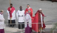 El Papa camina con apoyo de un bastón durante la misa de Domingo de Ramos, ayer.