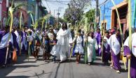 Adultos, jóvenes y niños participaron en el recorrido que marcó el inicio de la conmemoración de la Semana Santa en Iztapalapa, ayer.