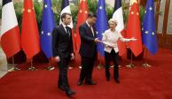 De izq. a der.: Los líderes de Francia, Emmanuel Macron, de China, Xi Jinping, y de la UE, Ursula von der Leyen, ayer, en un encuentro trilateral en Beijing.