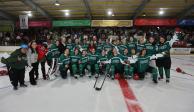 Jugadoras de la selección mexicana femenil de hockey sobre hielo festejan el bronce obtenido en el Mundial.