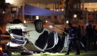 Un policía revisa un auto utilizado en un ataque a civiles en Tel Aviv, ayer.