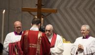 El Papa (centro) preside la misa de la Pasión dentro de la Basílica de San Pedro, en el Vaticano, ayer.