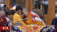 Dalai Lama besa a niño en la boca y se vuelve viral por inquietante petición al menor