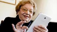 Durante el Festival del Adulto Mayor, la compañía telefónica Telcel planea donar mil celulares a personas mayores de 50 años para acercarlos a la tecnología