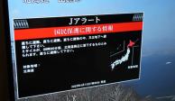 Residentes en Japón son alertados por televisión por una amenaza norcoreana, ayer.