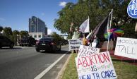 Manifestantes rechazan la propuesta en Florida que va contra la salud de las mujeres.