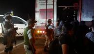 El INM rescató a 209 personas migrantes de Guatemala, El Salvador, Ecuador y Honduras, que se encontraban atrapados en la caja de un tráiler abandonado en la carretera Villahermosa-Coatzacoalcos, uno de ellos fue atendido por presentar síntomas de asfixia.