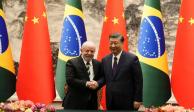 El presidente brasileño Luiz Inácio Lula da Silva, izquierda, estrecha la mano del mandatario chino Xi Jinping tras una ceremonia de firma de documentos que se llevó a cabo en el Gran Salón del Pueblo, el viernes 14 de abril de 2023, en Beijing, China.