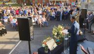 Familiares y ciudadanos de Alabama rinden un homenaje a las víctimas, tras una balacera, ayer.